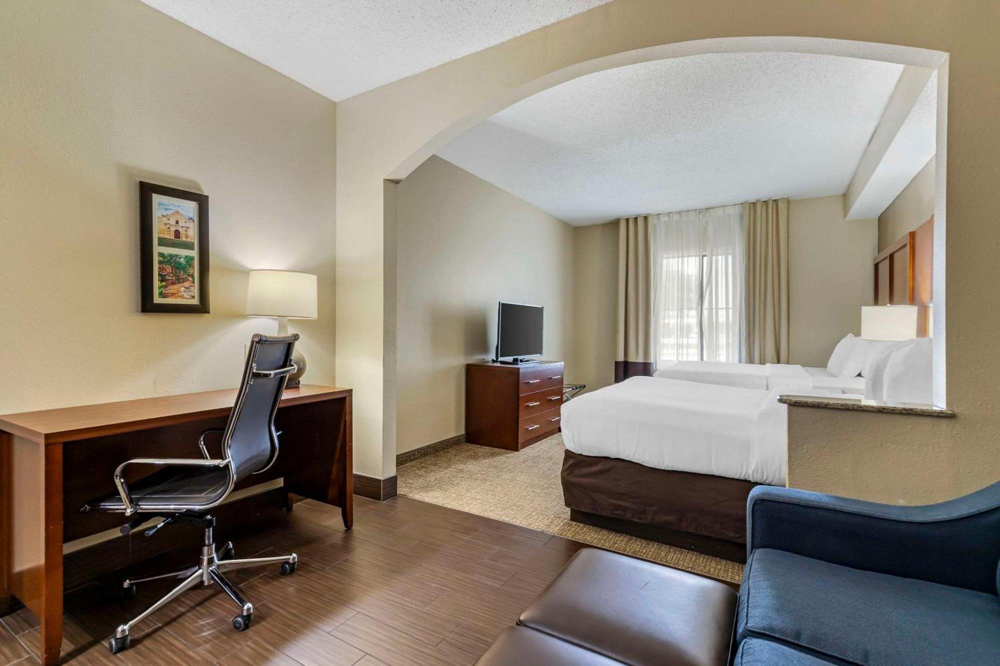 Comfort Inn & Suites Seguin Exterior photo