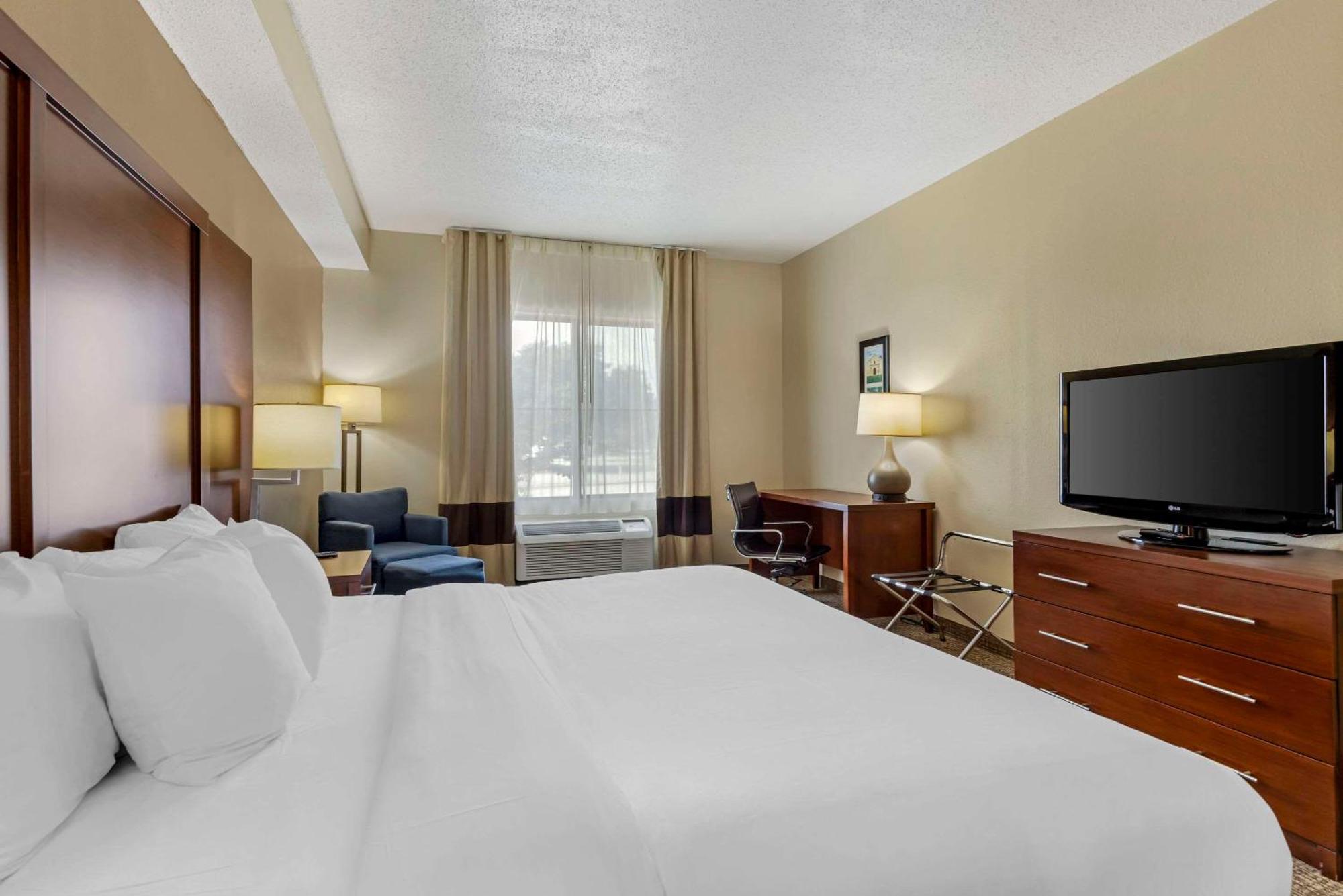 Comfort Inn & Suites Seguin Exterior photo