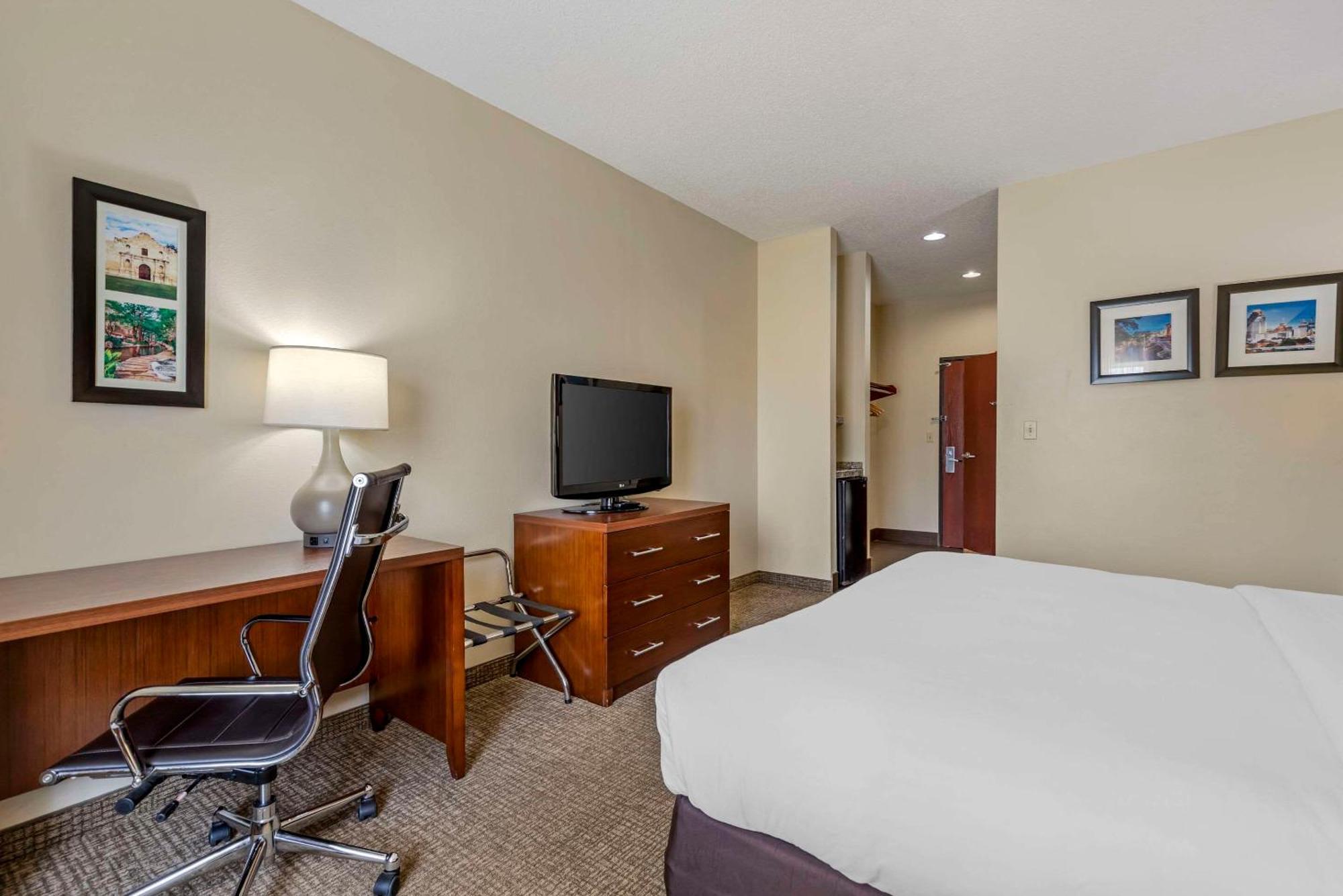 Comfort Inn & Suites Seguin Exterior photo