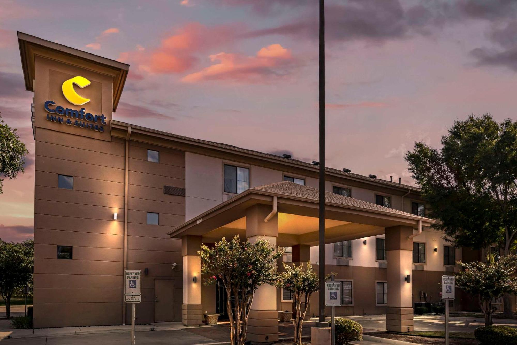 Comfort Inn & Suites Seguin Exterior photo