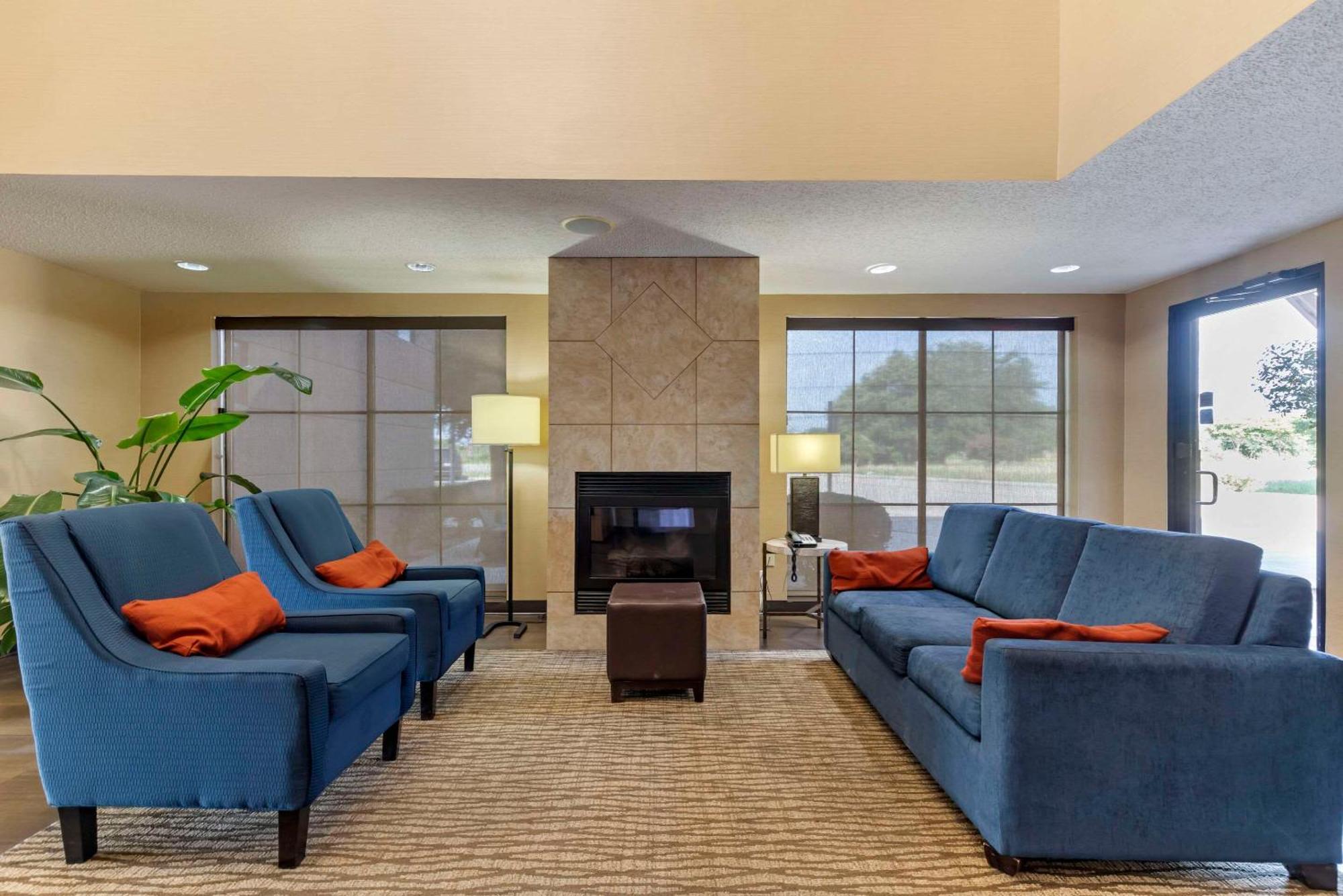 Comfort Inn & Suites Seguin Exterior photo