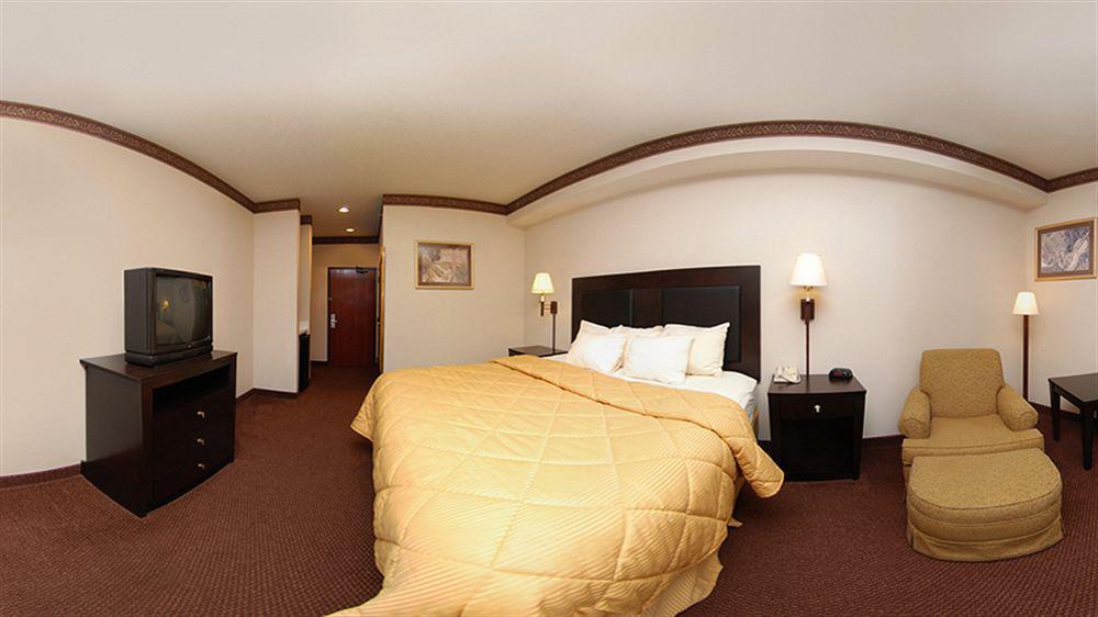 Comfort Inn & Suites Seguin Exterior photo